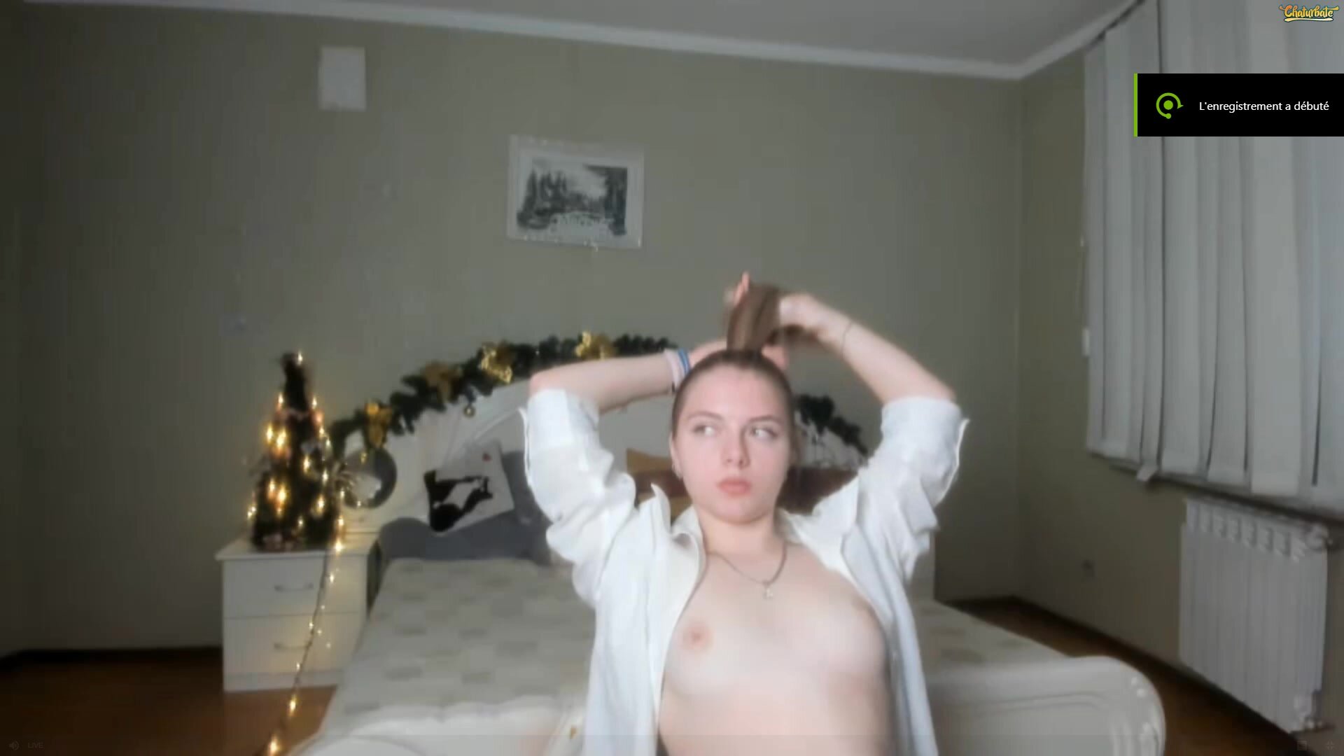 ALISACANDYY shows her breasts in a stretching motion